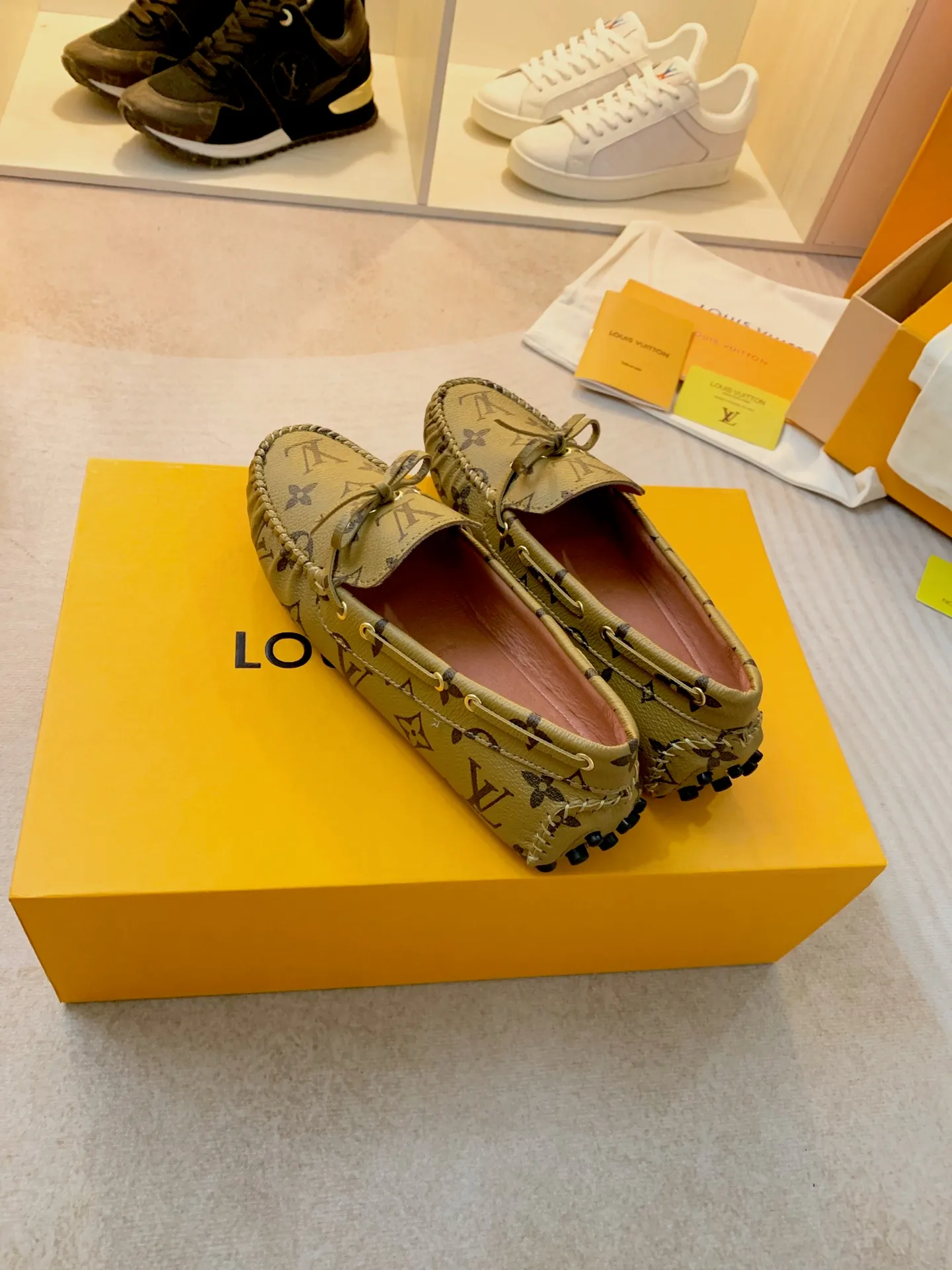p460💰Couple model❤️🇫🇷 𝙇𝙤𝙪𝙞𝙨 𝙑𝙪𝙞𝙩𝙩𝙤𝙣 🇫🇷Louis Vuitton 2023 Classic𝓛𝓿 𝓣𝓻𝓪𝓲𝓷𝓮𝓻 Sports Series ➪➪➪¯ [Arizona Doudou Shoes Series] ▪️▪️▪️Arizona slip-on shoes are made of Monogram Eclipse canvas. Its hand-painted and dyed edges and hand-sewn uppers fully demonstrate Louis Vuitton's traditional shoemaking craftsmanship. This slip-on shoe is very lightweight. The integrated tongue and upper make it particularly comfortable and flexible. The soft outsole is equipped with rubber padding. Decorated with matching sash. Detailed features: ☑️Monogram Eclipse canvas ☑️Black Eclipse pattern ☑️Hand-painted shoe edges ☑️Hand-sewn uppers (each pair takes time to process) ☑️Integrated tongue and upper construction ☑️Outsole equipped with rubber lining ☑️size: 35_46